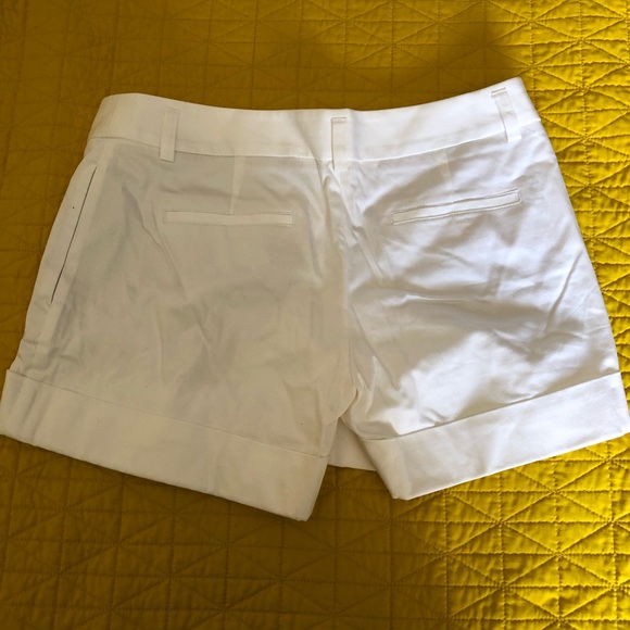 Size 8 Women’s Express White Cuffed Shorts - Picture 5 of 5